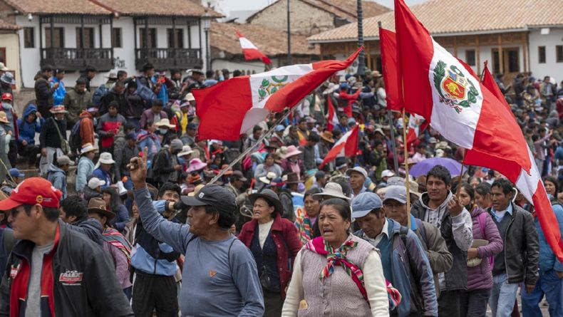 Fuertes protestas en Perú para pedirle a Dina Boluarte elecciones ...