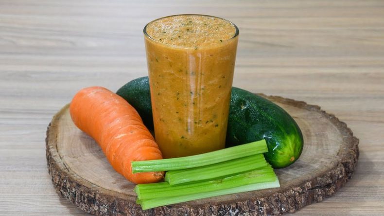 El licuado de espinaca, jengibre, apio y zanahoria es una bebida natural repleta de nutrientes que no solo aporta beneficios generales para la salud