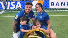 Enzo Fernández festejó el título junto a su familia. Enzo Fernández festejó el título junto a su familia.