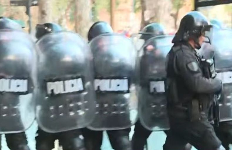 En la marcha de jubilados del 30 de julio las fuerzas policiales embistieron contra la prensa.