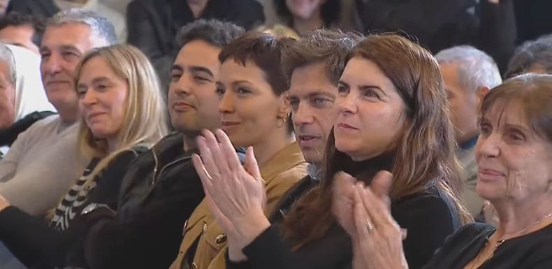 Kicillof entre las intendentas Mendoza y Fernández. Kicillof entre las intendentas Mendoza y Fernández.