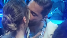 El cantante colombiano publicó el video del beso robado a su novia.