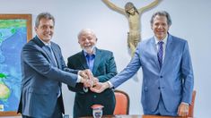 Massa junto a Lula da Silva y Haddad. Massa junto a Lula da Silva y Haddad.