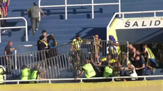 Los hinchas de Central tiraron las vallas de seguridad. Los hinchas de Central tiraron las vallas de seguridad.