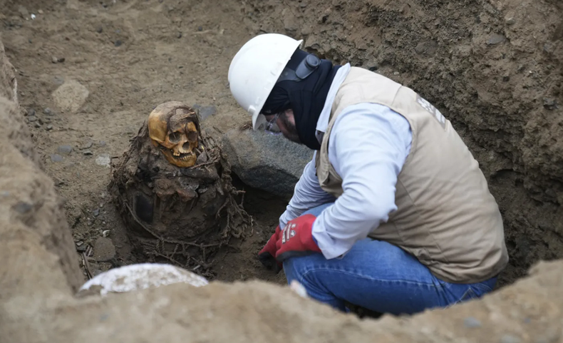 Encontraron una momia de más de 900 años durante una excavación en Perú.