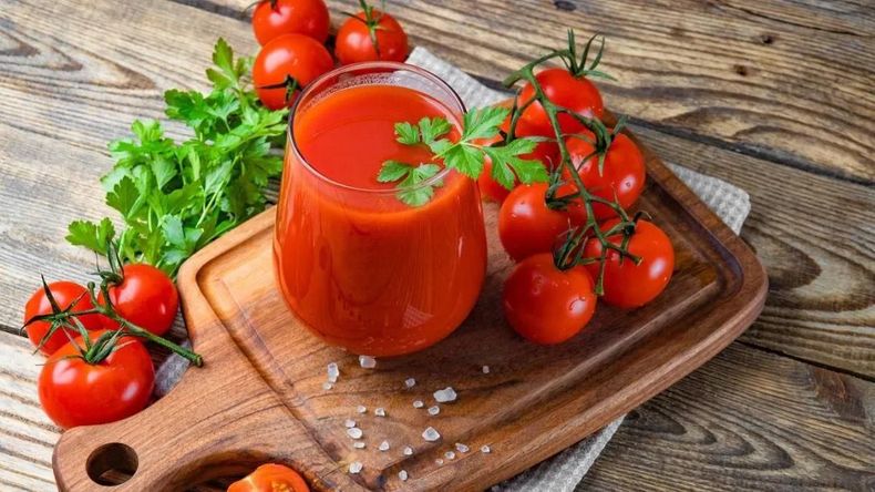 Elaborado con tomates frescos, esta bebida natural ofrece una gran variedad de nutrientes esenciales que pueden contribuir al bienestar general de nuestro organismo.  
