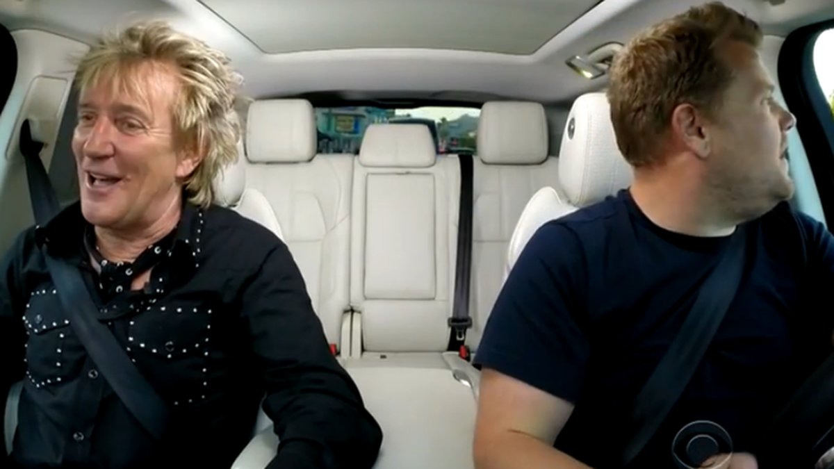 El video de Rod Stewart haciendo karaoke en un auto