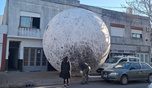 Impresionante inflable de la Luna sorprendió a los vecinos de La Plata. Impresionante inflable de la Luna sorprendió a los vecinos de La Plata.
