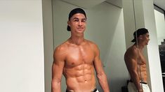 Para alcanzar su físico actual, Cristiano Ronaldo debió cambiar su rutina alimentaria y además sufrió intervenciones quirúrjicas. Para alcanzar su físico actual, Cristiano Ronaldo debió cambiar su rutina alimentaria y además sufrió intervenciones quirúrjicas.