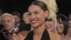 La modelo sorprendió luego de llevar durante largo tiempo su tradicional pelo castaño y extenso. La modelo sorprendió luego de llevar durante largo tiempo su tradicional pelo castaño y extenso.