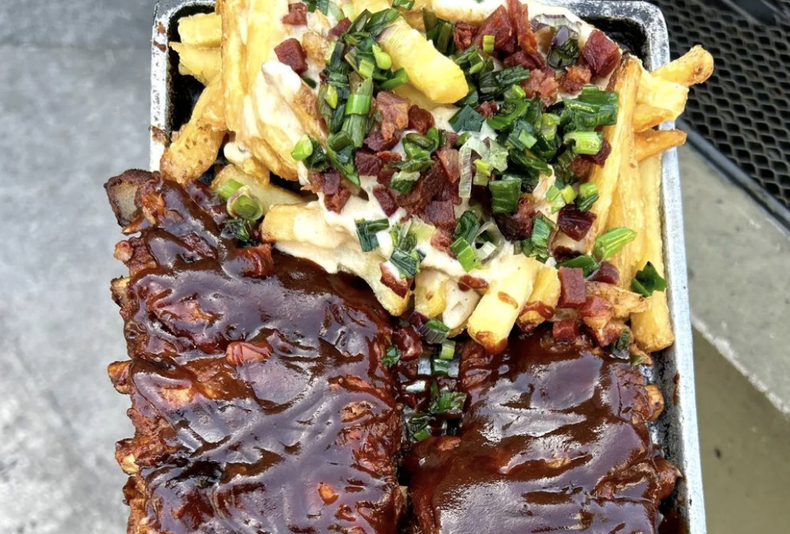 Las ribs con papas fritas, un clásico de la casa.
