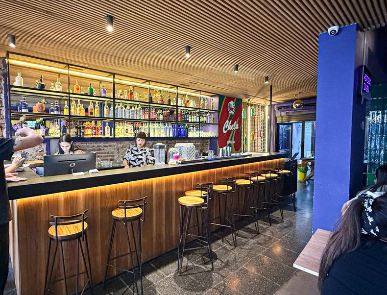 El primer bar en Argentina para atravesar penas de amor con karaoke ...