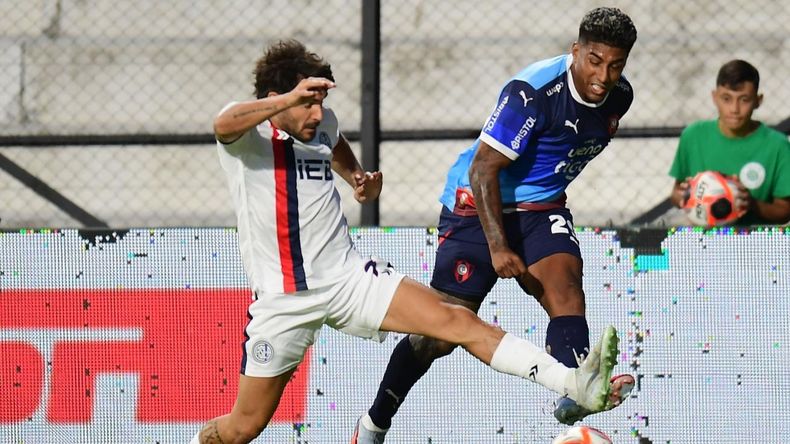 El Pocho Cerutti intenta bloquear el tiro del colombiano Mosquera