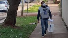 El gobernador Herrera Ahuad trabajando como censista. El gobernador Herrera Ahuad trabajando como censista.