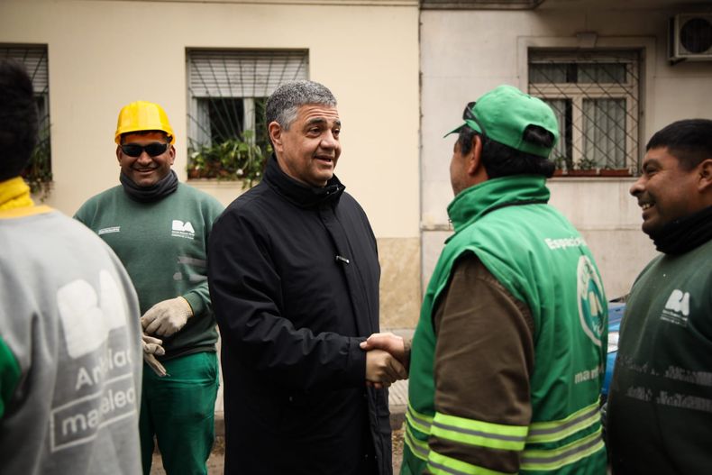 Jorge Macri saluda a los trabajadores que realizan la poda en la Ciudad.