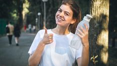 Beber agua fresca en pequeñas cantidades permite al cuerpo asimilar los líquidos de manera más eficiente. Beber agua fresca en pequeñas cantidades permite al cuerpo asimilar los líquidos de manera más eficiente.