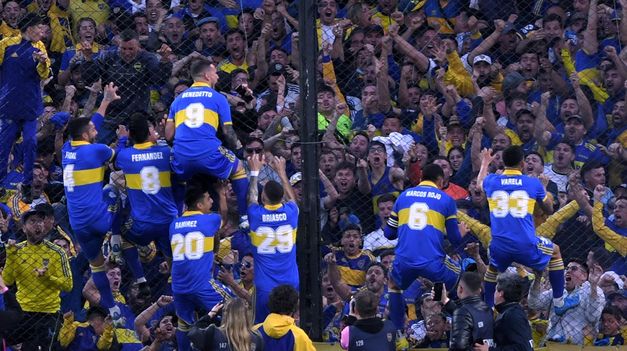 Los jugadores de Boca tras el gol de Benedetto.
