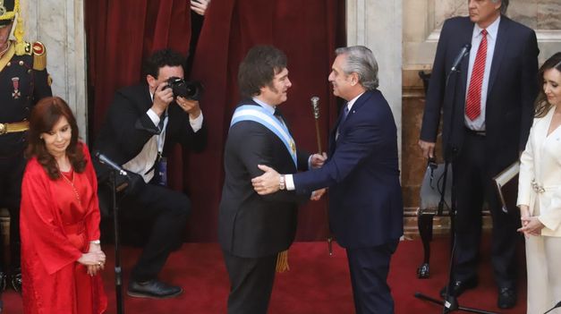 Javier Milei recibió el bastón de mando y la banda presidencial de parte de Alberto Fernández.