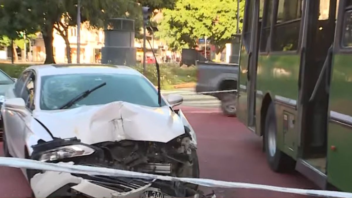 Choque entre un colectivo y un auto en plena 9 de Julio: cinco heridos y cortes en la zona