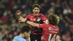 João Cruz, autor del gol del local, festeja con el uruguayo Canobbio. João Cruz, autor del gol del local, festeja con el uruguayo Canobbio.