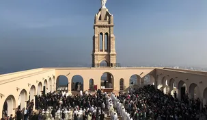 El islam desempeña un papel político importante en Argelia y se pueden identificar tres perspectivas. La primera es la islamista, que considera al islam como una religión que lo abarca todo y debe formar parte de todos los aspectos de la vida, tanto privados como públicos.