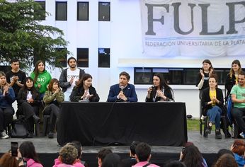 El gobernador participó de una charla en la Universidad de La Plata.