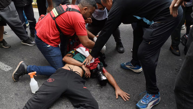 El fotógrafo estaba trabajando en medio de los disturbios que se registraron frente al Congreso.