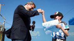 Massa saluda a un niño en el escenario de General Roca.