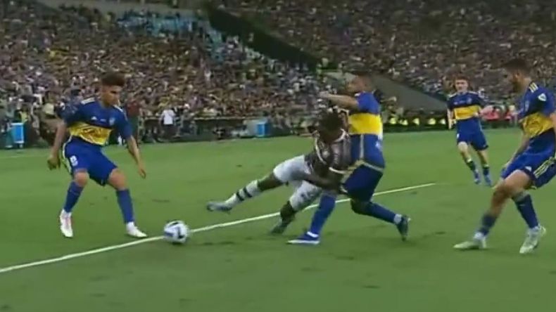 El momento donde el defensor de Fluminense cae dentro del área.&nbsp;