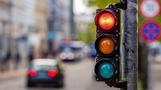 El cruce indebido del semáforo figura entre las faltas gravísimas.