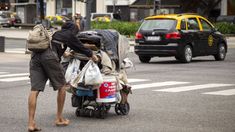 Uno de cuatro jóvenes es indigente y está fuera del sistema. Uno de cuatro jóvenes es indigente y está fuera del sistema.