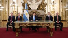 Javier Milei, rodeado por funcionarios del equipo económico.