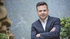 Forbes lo describió como un rico con mentalidad de pobre.
