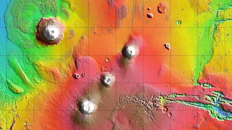 Para lograr esta vista, la sonda realizó una maniobra poco habitual: giró 90 grados para que su cámara THEMIS pudiera mirar hacia el borde del planeta, en lugar de enfocarse únicamente en la superficie. 