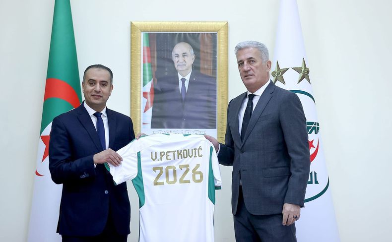 El presidente de la Federación Argelina de Fútbol (FAF), Walid Sadi y Vladimir Petkovic.