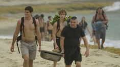 En un video se ve una moto pasar por detrás de Marley. En un video se ve una moto pasar por detrás de Marley.