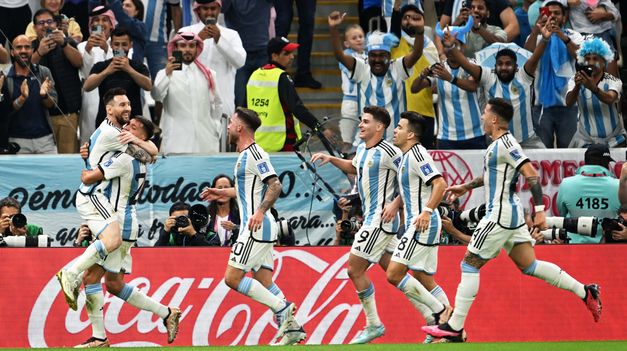 Nahuel Molina se tatuó la Copa del Mundo en su pierna junto con el escudo de la AFA y las tres estrellas
