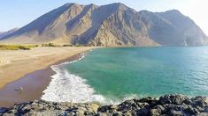 El punto más llamativo de Caleta Vitor se encuentra en su extremo sur, donde una cueva alberga invaluables pictografías y pinturas rupestres . El punto más llamativo de Caleta Vitor se encuentra en su extremo sur, donde una cueva alberga invaluables pictografías y pinturas rupestres .