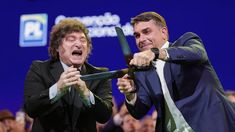 Flávio Bolsonaro junto a Javier Milei.
