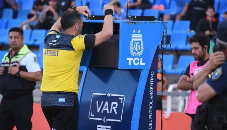 El arbitraje argentino funciona con el VAR que, a partir de 2027, implementará una modernización. 