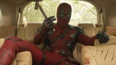 Deadpool, a pesar de sus cualidades, enfrenta luchas personales como el dolor y la soledad, lo que lo hace humano, hecho que resulta emotivo para los espectadores. Deadpool, a pesar de sus cualidades, enfrenta luchas personales como el dolor y la soledad, lo que lo hace humano, hecho que resulta emotivo para los espectadores.