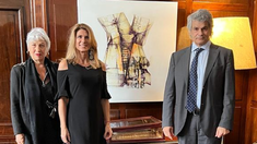 Paula Rivero con las autoridades de Facultad de Derecho, junto a su obra El color del tiempo. Paula Rivero con las autoridades de Facultad de Derecho, junto a su obra El color del tiempo.