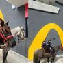 Vecinos a caballo en el local de Mc Donalds en Junín.