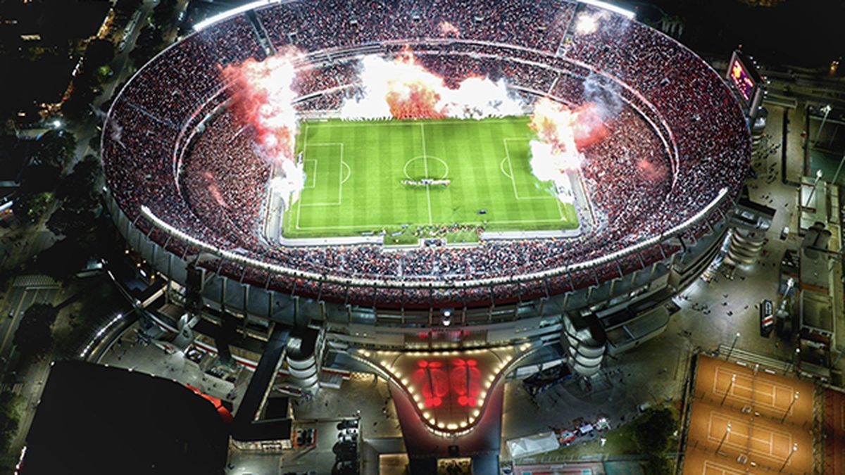 Cómo anotarse para dormir gratis en el Monumental y patear penales con Gonzalo Montiel