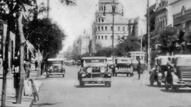 auto circulando por la izquierda en Argentina. 