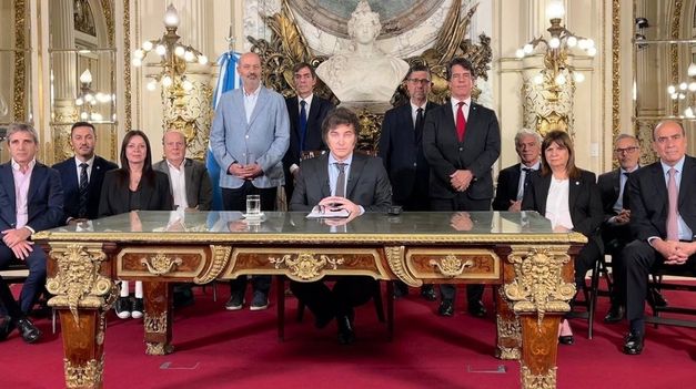 Milei junto a sus ministros y asesores.