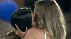 Daniela y Julieta se dieron un gran beso en una noche de celebración. Daniela y Julieta se dieron un gran beso en una noche de celebración.