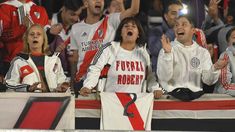 Los hinchas mostraron su apoyo al defensor guaraní.
