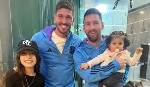 De Paul y Messi junto con las hijas de Carlos Lampe. De Paul y Messi junto con las hijas de Carlos Lampe.