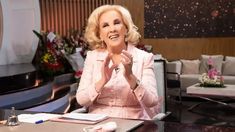 Mirtha Legrand se mostró firme con Adrián Suar. Mirtha Legrand se mostró firme con Adrián Suar.